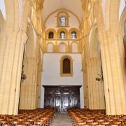 La nef vue du transept. La porte au-dessus de l'entrée donne sur la chapelle St Michel