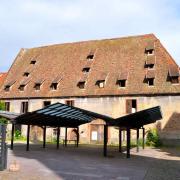 La nouvelle halle du marché et l'ancien arsenal St Hilaire