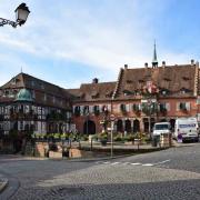 La place de l'hôtel de ville, une fontaine et à gauche le greffe seigneurial...