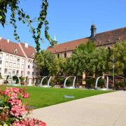 La place du 2 février, le cloître contemporain de l'église St Matthieu