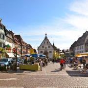 La place du marché, au fond la Halle aux blés