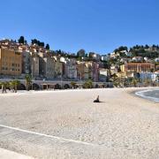 La plage et en arrière-plan ...