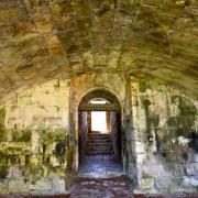 La porte d'accès au port souterrain de la Brèche vue depuis l'intérieur