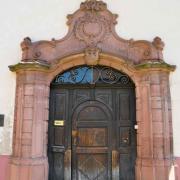 La porte d'entrée armoriée de l'ancienne mairie (1527)