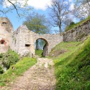 La porte d'entrée du château inférieur, gardée par un bastion