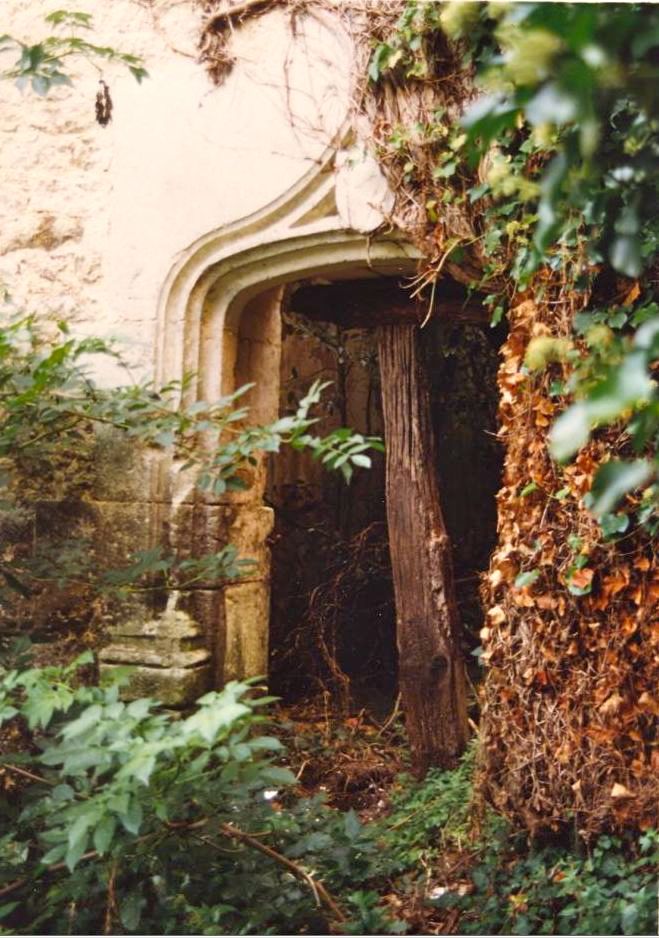 La porte d'entrée du logis seigneurial avant sa restauration...