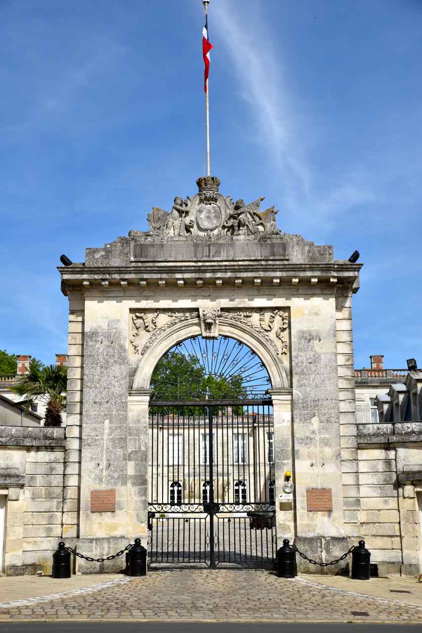 Le portail d'entrée monumentale de la maison du Roy, date  de 1716