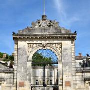 Le portail d'entrée monumentale de la maison du Roy, date  de 1716