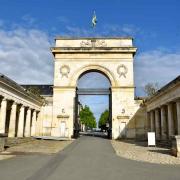 La porte de l'Arsenal vue depuis la double forme de radoub