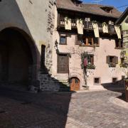 La porte de Munster et une belle maison intégrée aux remparts ..