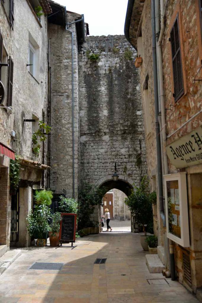 La porte du Signadour, ou porte du guetteur en provençal, date du 13e siècle.