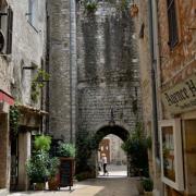 La porte du Signadour, ou porte du guetteur en provençal, date du 13e siècle.