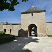 La porte fortifiée vue de l'intérieur et à sa gauche...