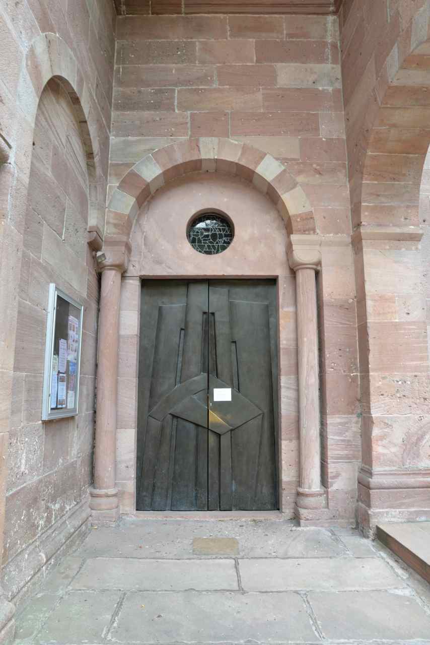 La porte nord avec une  porte en bronze de P.Curie