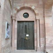 La porte nord avec une  porte en bronze de P.Curie