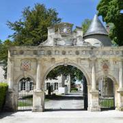 La porte renaissance du château date du XVII° s. avec cette inscription latine...