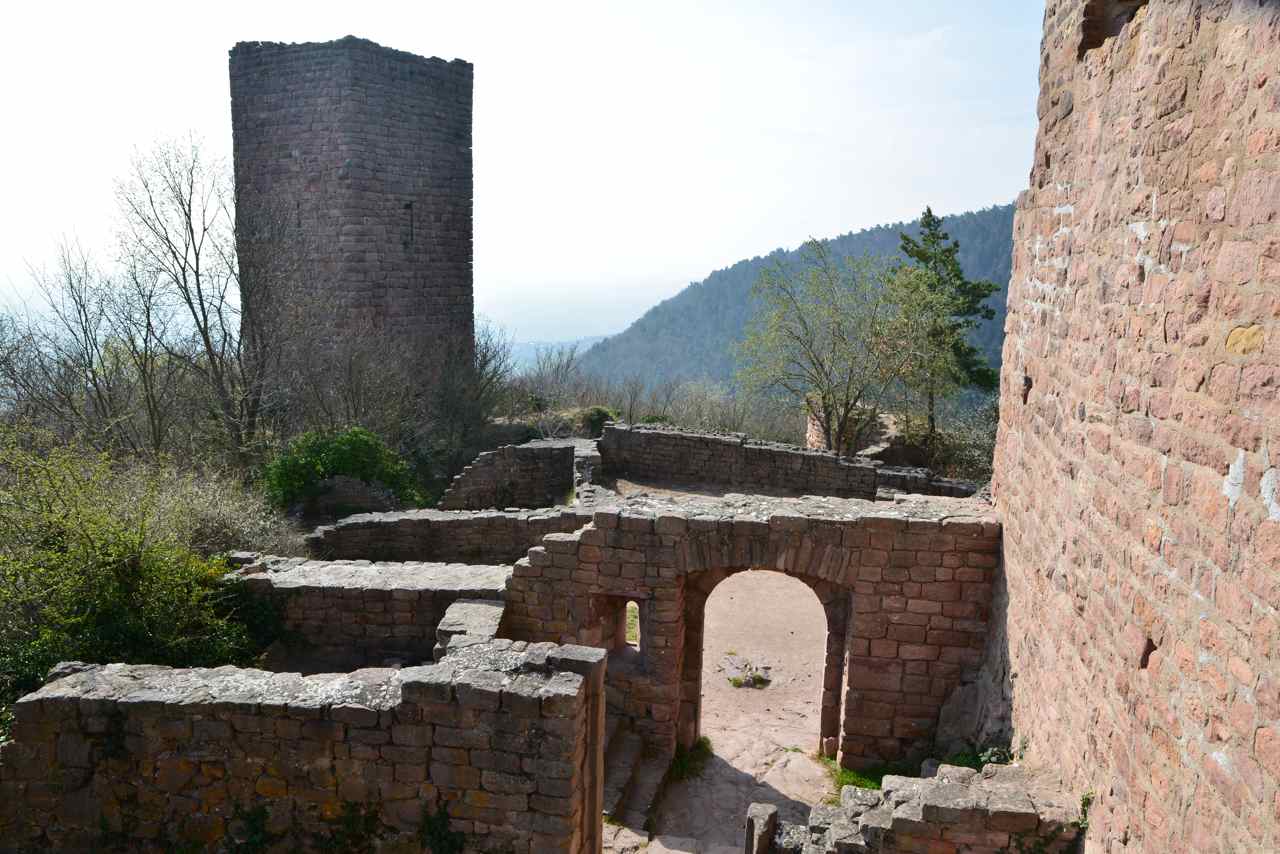 La poterne d'entrée, au fond le donjon du Weckmund bâti au XII° s