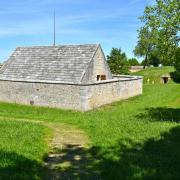 La poudrière de la Brèche, pouvait contenir 40000 livres de poudre