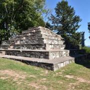 La pyramide de la Paix, hommage aux soldats morts sur la colline en 1944