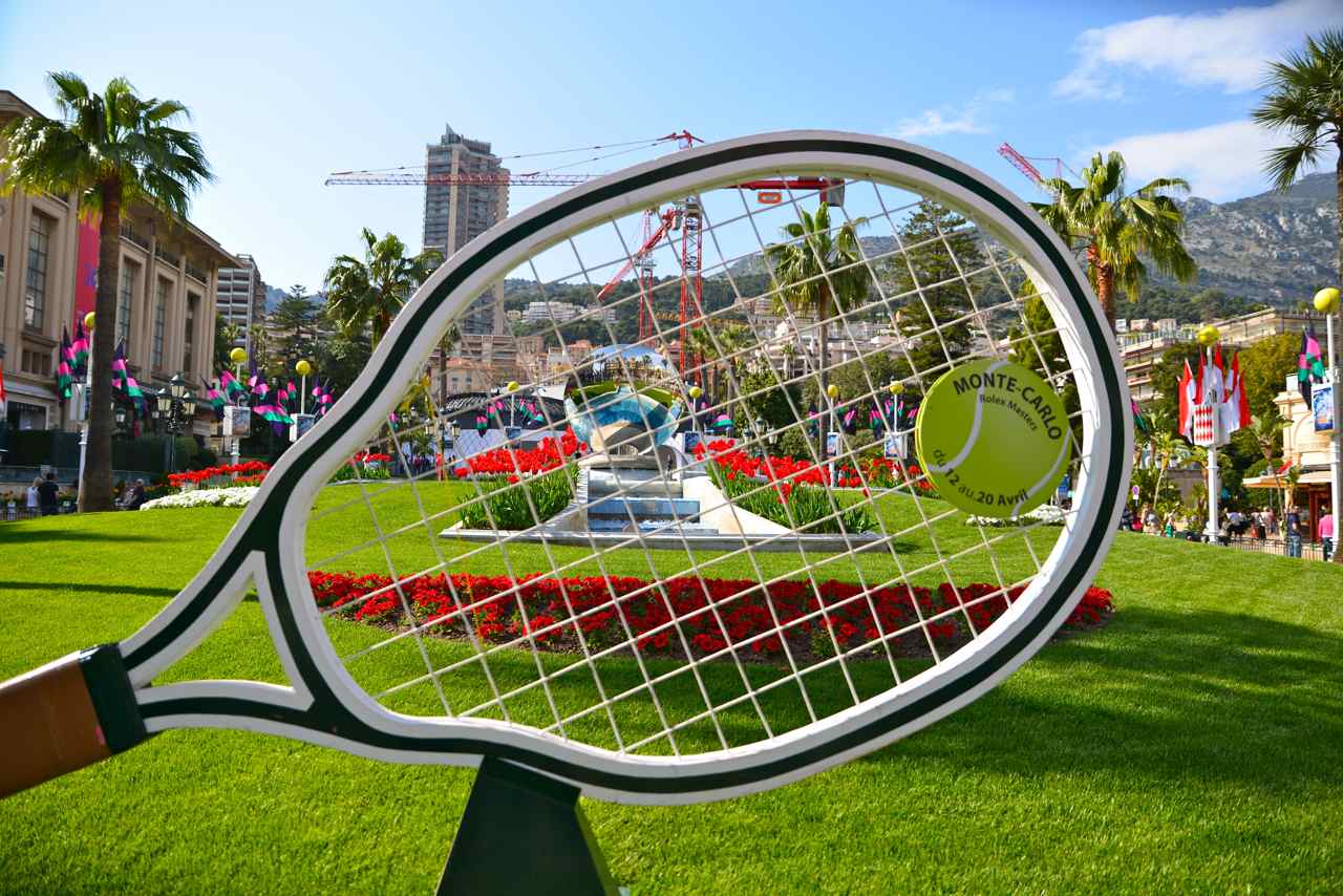 La raquette géante place du casino de Monte-Carlo