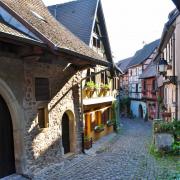 La rue des remparts fait le tour de la ville