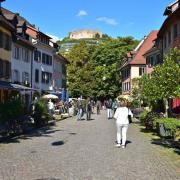 La rue principale conduit aux ruines du château-fort des Staufen, cité en 1248...