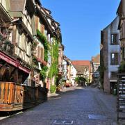 La rue principale du village mène à l'ancien beffroi, le Dolder