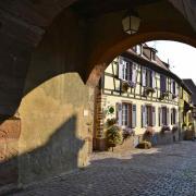 La rue principale vue depuis la porte fortifiée de l'Obertor