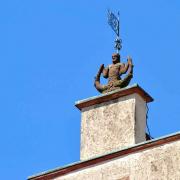 ...la sculpture d'une créature fabuleuse le 