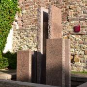 La sculpture est disposée dans ce qui était la cour basse du château