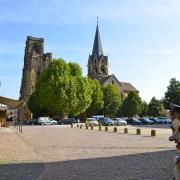 La sorcière regarde avec appréhension la façade sud de l'église