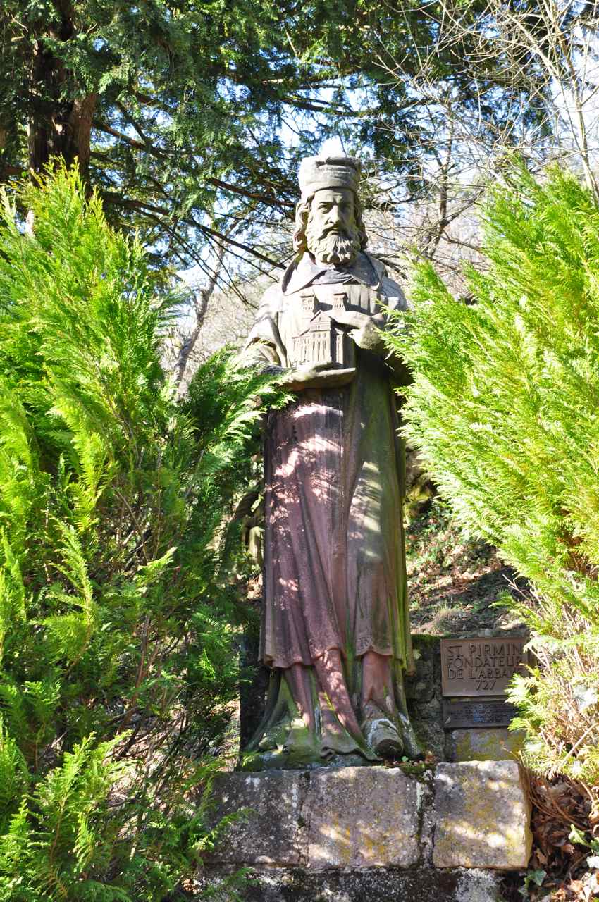 La statue néo-médiévale de St Pirmin Fondateur de l'abbaye