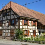 La structure de la maison est stabilisée par un système de poutres...