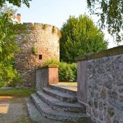 La tour d'angle et d'anciens remparts