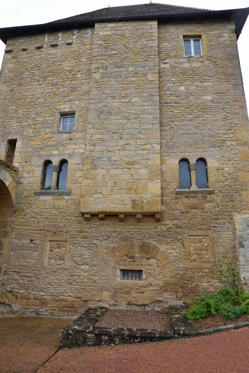 La tour de justice du XII° et deux belles baies géminées