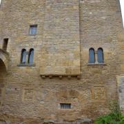 La tour de justice du XII° et deux belles baies géminées