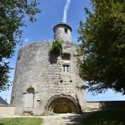 La tour de l'Horloge ,vue de l'intérieur des remparts, et à sa base...