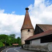 La tour des Cigognes du XIV ° siècle couronnée d'un nid de cigognes