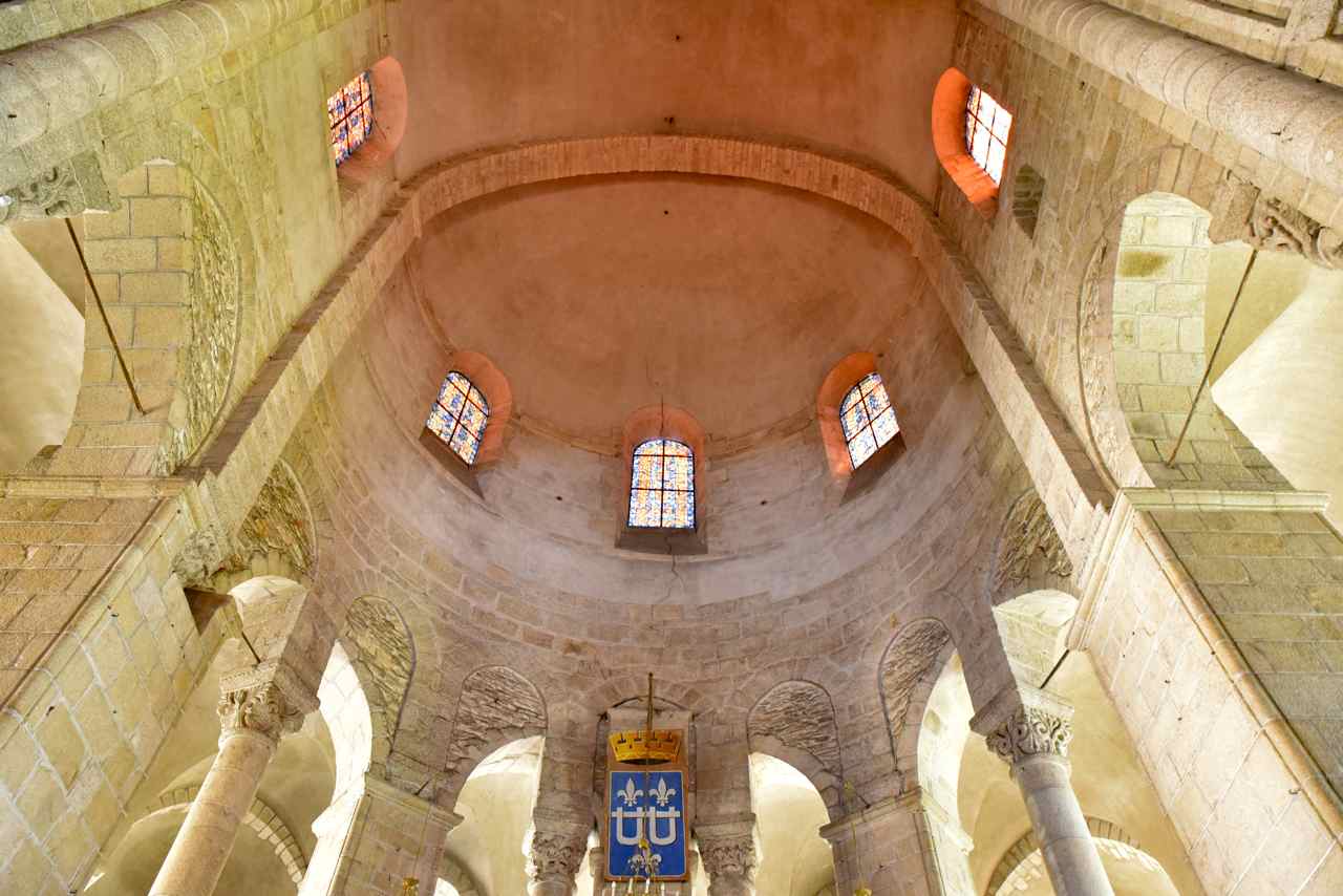 La tour-lanterne du transept et ses huit vitraux éclairent l'édifice