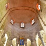 La tour-lanterne du transept et ses huit vitraux éclairent l'édifice