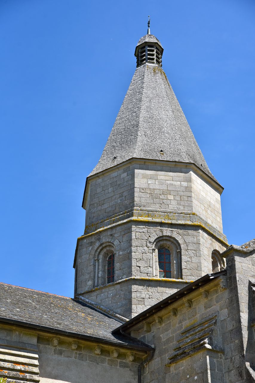La tour lanterne octogonale de la croisée de transept et ses huit  baies