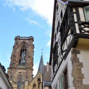 La tour nord inachevée de l'église et une belle maison à colombages...