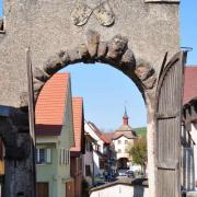 La tour-porche d'entrée de la ville vue depuis la porte du château