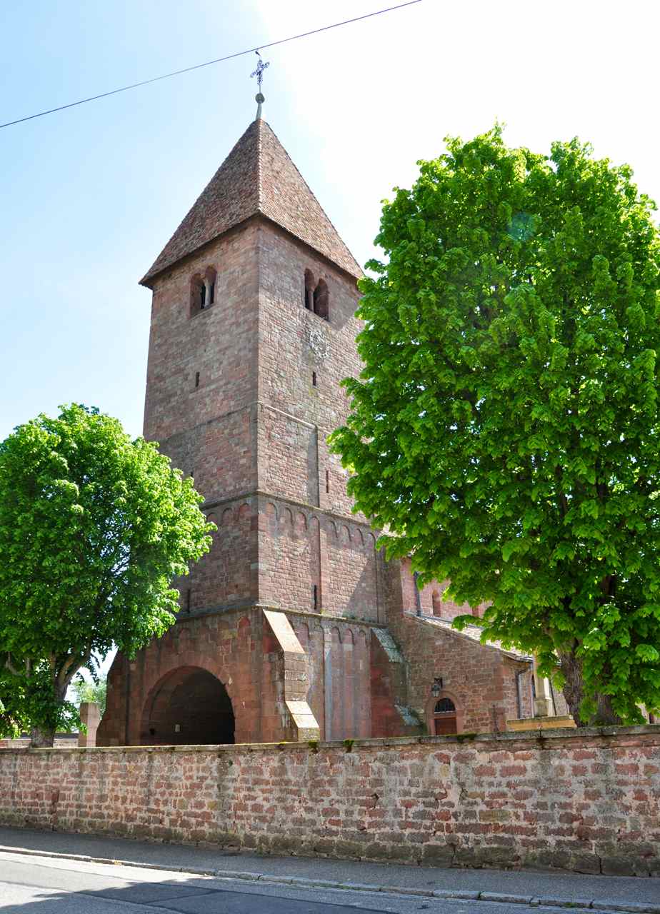 La tour porche  date du XII° siècle
