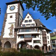 La tour-porte de Souabe vue de l'extérieur et peint sur la façade...