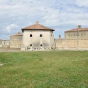 La tour réduit et à droite une des 2 casernes qui pouvait accueillir 24 soldats