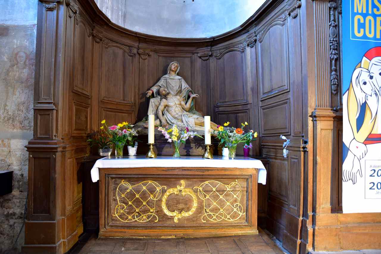 La  Vierge de Pitié  du XIXe, dans la chapelle nord-est