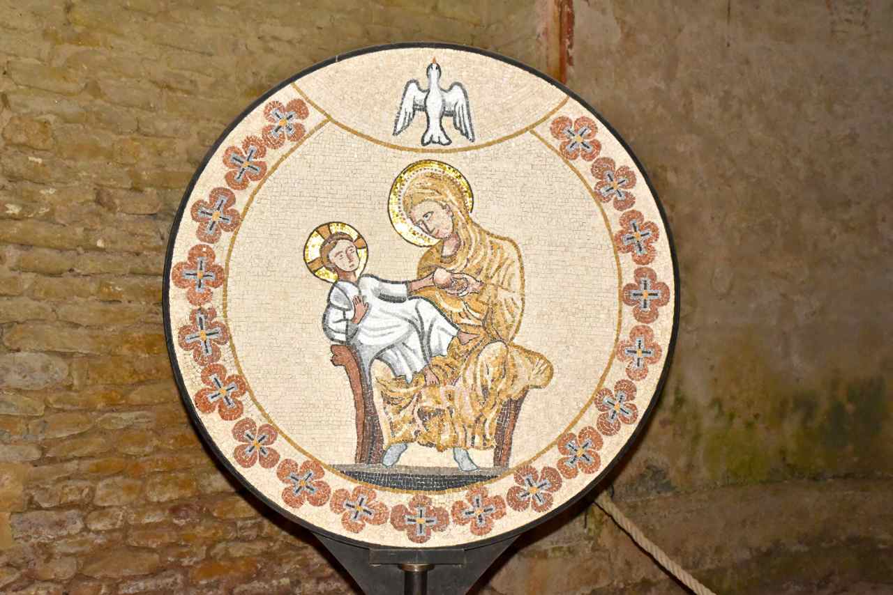 La Vierge donne le sein à l'Enfant. Mosaïque de 2008 de l'artiste Verdiano  Marzi