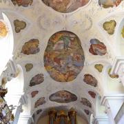 La voûte de la nef est décoré par de splendides peintures