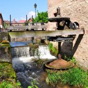 Le barrage de régulation et le mécanisme de la roue à aubes ruinée.